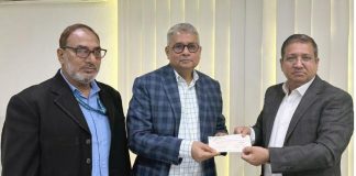 প্রাইম ইসলামী লাইফের মেয়াদোত্তর বীমাদাবীর চেক হস্তান্তর