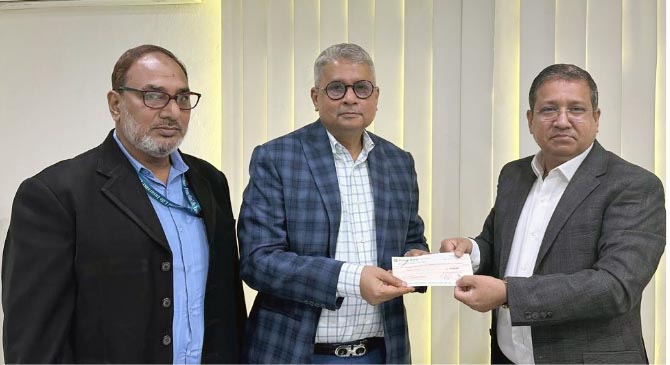 প্রাইম ইসলামী লাইফের মেয়াদোত্তর বীমাদাবীর চেক হস্তান্তর