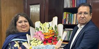 আইডিআর.র চেয়ারম্যান মীর নাদিয়া নিভিনকে প্রাইম ইসলামী লাইফ সিইওর ফুলেল শুভেচ্ছা