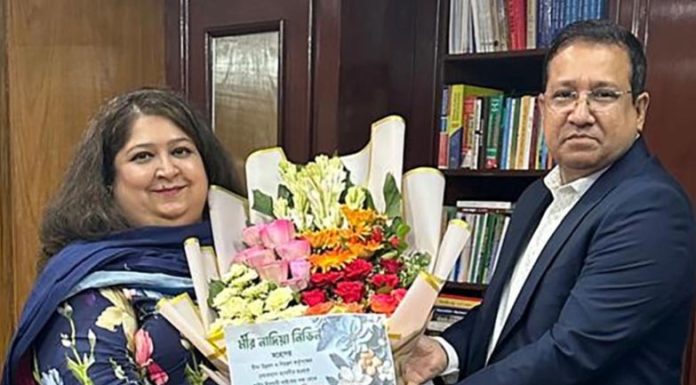 আইডিআর.র চেয়ারম্যান মীর নাদিয়া নিভিনকে প্রাইম ইসলামী লাইফ সিইওর ফুলেল শুভেচ্ছা
