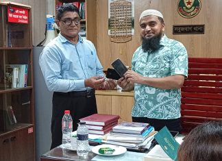 হারিয়ে যাওয়া দুটি মোবাইলই উদ্ধার করে দিলেন এএসআই সোহেল